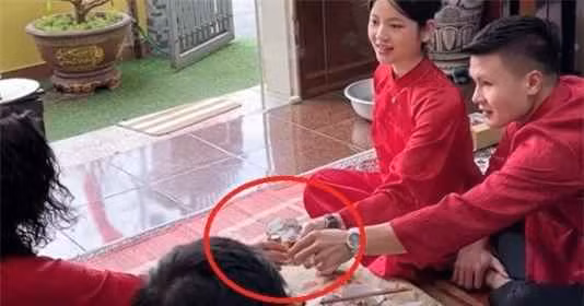 Cụ thể trong một khoảnh khắc thoáng qua, cư dân mạng đã để ý thấy cô dâu mới Chu Thanh Huyền cầm cốc bằng một tay khi cụng ly cùng mẹ chồng là bà Dương Thị Cúc.