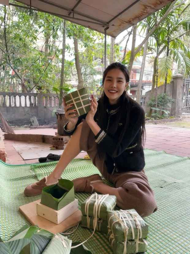 Bản than Kỳ Hân từng chia sẻ rất thích khoảnh khắc quầy quần bên gia đình. Cô nàng được nhà chồng khen ngợi khi tự tay chuẩn bị mọi thứ từ gói bánh chưng đến nấu ăn, dọn dẹp và trang trí nhà cửa.