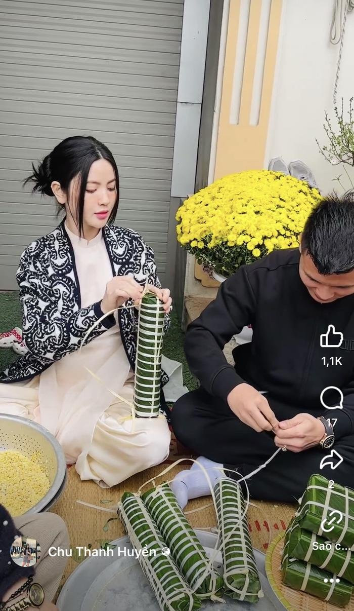 Chu Thanh Huyền diện áo dài xinh đẹp, còn được bố mẹ chồng lì xì đầu năm. Thế nhưng mới đây cô nàng lại vướng vào thị phi khi bị dân mạng cho rằng không lễ phép với mẹ chồng.