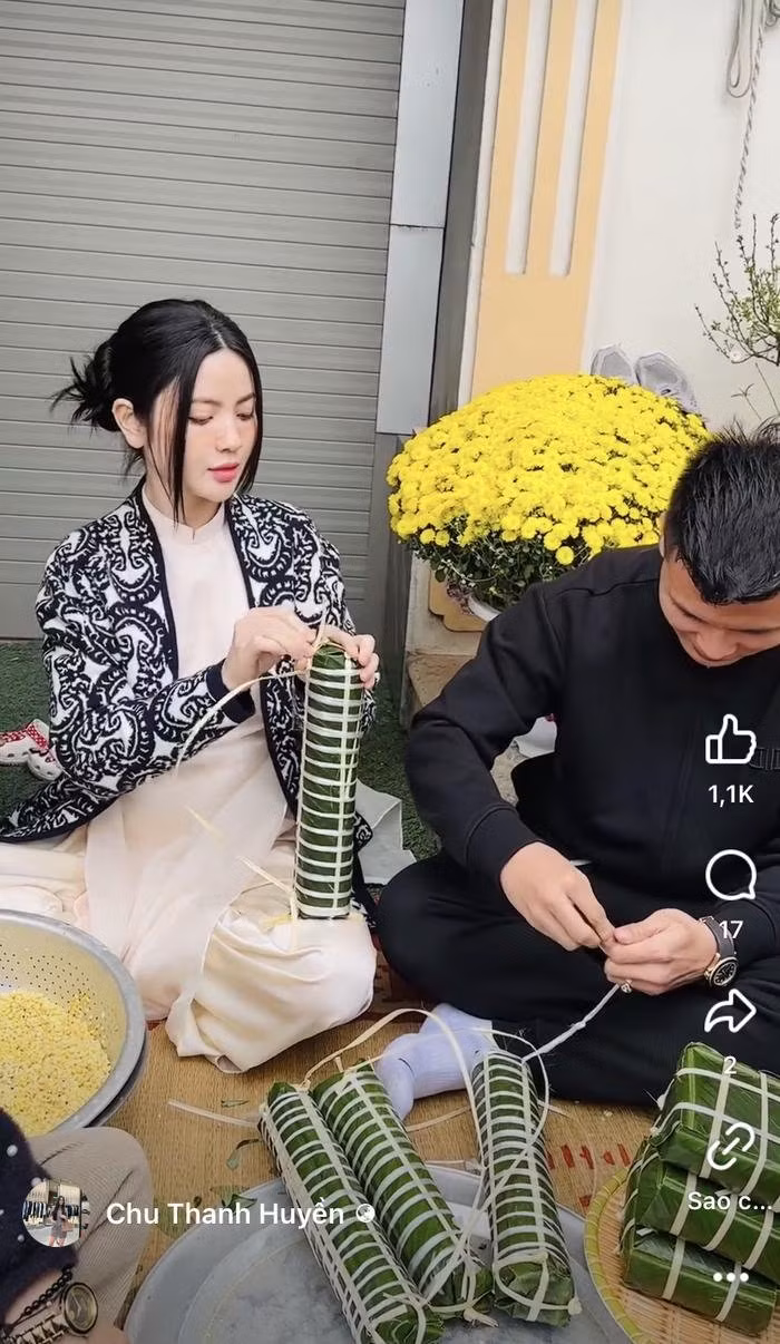 Chu Thanh Huyền diện áo dài xinh đẹp, còn được bố mẹ chồng lì xì đầu năm. Thế nhưng mới đây cô nàng lại vướng vào thị phi khi bị dân mạng cho rằng không lễ phép với mẹ chồng.