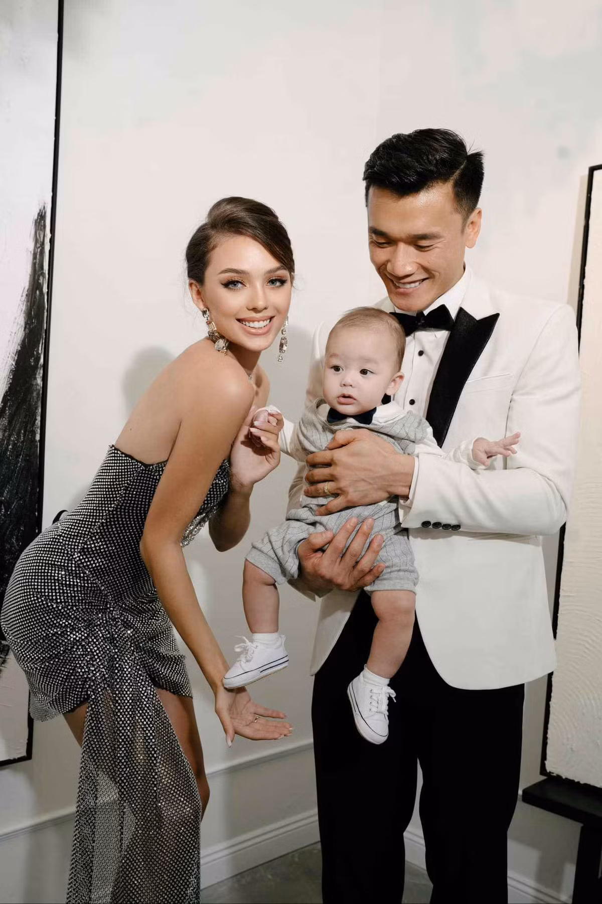 Dianka vừa cùng thủ môn Bùi Tiến Dũng đón một cái tết ấm áp ở Thanh Hóa. Đây không phải lần đầu tiên nàng dâu Tây này về nhà chồng nhưng mỗi lần xuất hiện nàng WAG lại được thêm phần yêu mến.