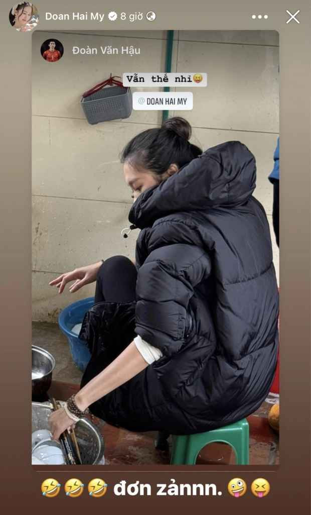 Dù được mệnh danh là tiểu thư Hà thành con nhà giàu nhưng khi về quê Hải My lại hóa cô gái đảm đang ăn mặc giản dị rửa bát. Cô nàng cũng được khen vì lễ phép và có mối quan hệ cực tốt với chị dâu.