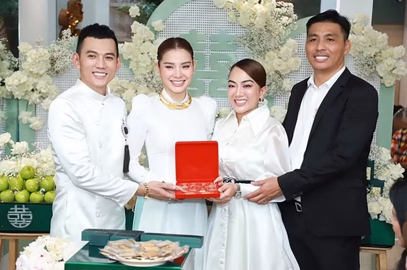 Trong đám cưới của Phương Trinh Jolie và Lý Bình hồi cuối tháng 4 vừa qua, Hồng Nhung - bạn thân của cô dâu đã tặng cho cặp đôi 10 cây vàng. Nhận món quà và tình cảm của bạn dành cho mình, Phương Trinh không ngăn được xúc động mà bật khóc.