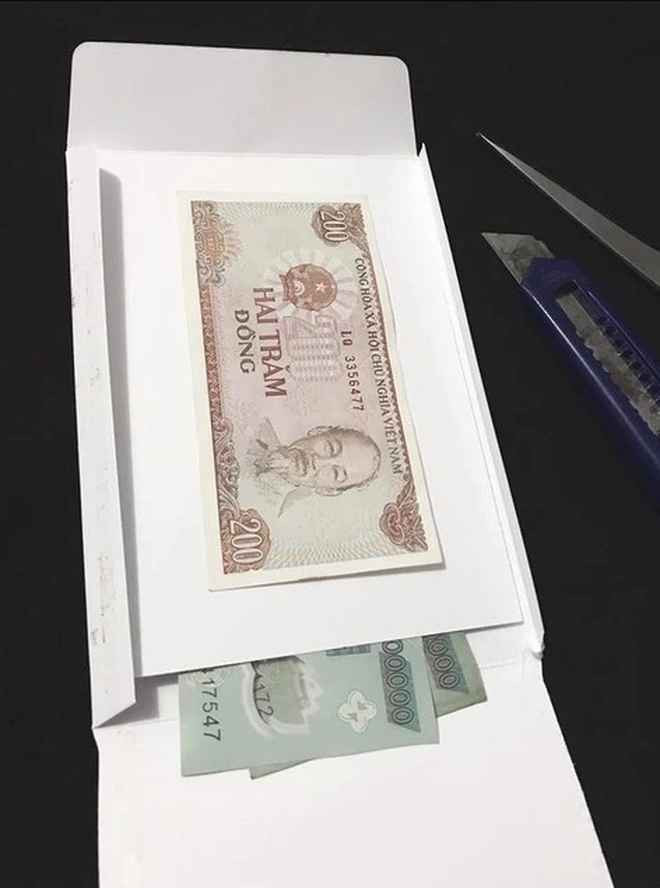 Cụ thể, Thanh Nhã để số tiền mừng thật sự ở phía dưới rồi đặt một tờ tiền 200 đồng phía trên nên thoạt mở ra, nhiều người sẽ tưởng chỉ có 200 đồng. Để thêm phần hài hước, cô bạn còn viết thư tay rằng mình trót dùng hết tiền mua đồ đi ăn cưới rồi nên không còn tiền mừng nữa.