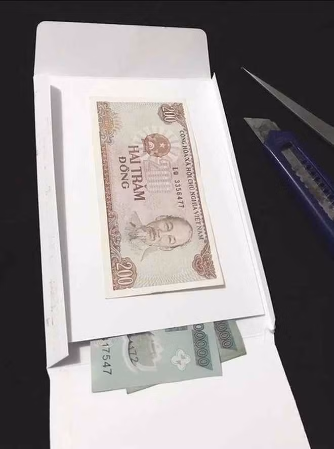 Cụ thể, Thanh Nhã để số tiền mừng thật sự ở phía dưới rồi đặt một tờ tiền 200 đồng phía trên nên thoạt mở ra, nhiều người sẽ tưởng chỉ có 200 đồng. Để thêm phần hài hước, cô bạn còn viết thư tay rằng mình trót dùng hết tiền mua đồ đi ăn cưới rồi nên không còn tiền mừng nữa.