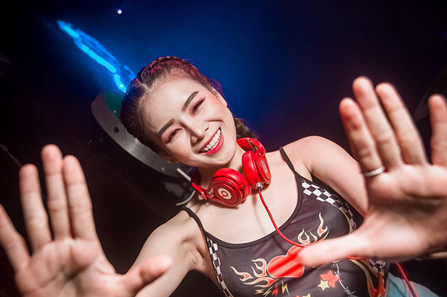 Bên cạnh vẻ ngoài ưa nhìn, DJ Mie còn sở hữu làn da trắng không tì vết. Cô gái 22 tuổi tâm sự: "Một lần sau buổi diễn ở bar, tôi ra về thì bị người lạ đi theo xô ngã xe, trầy trụa chân tay. Vừa đau vừa buồn, tôi về quê 1 tháng điều trị vết thương. Thậm chí khi đã bình phục, chân tôi còn để lại vết sẹo lớn".