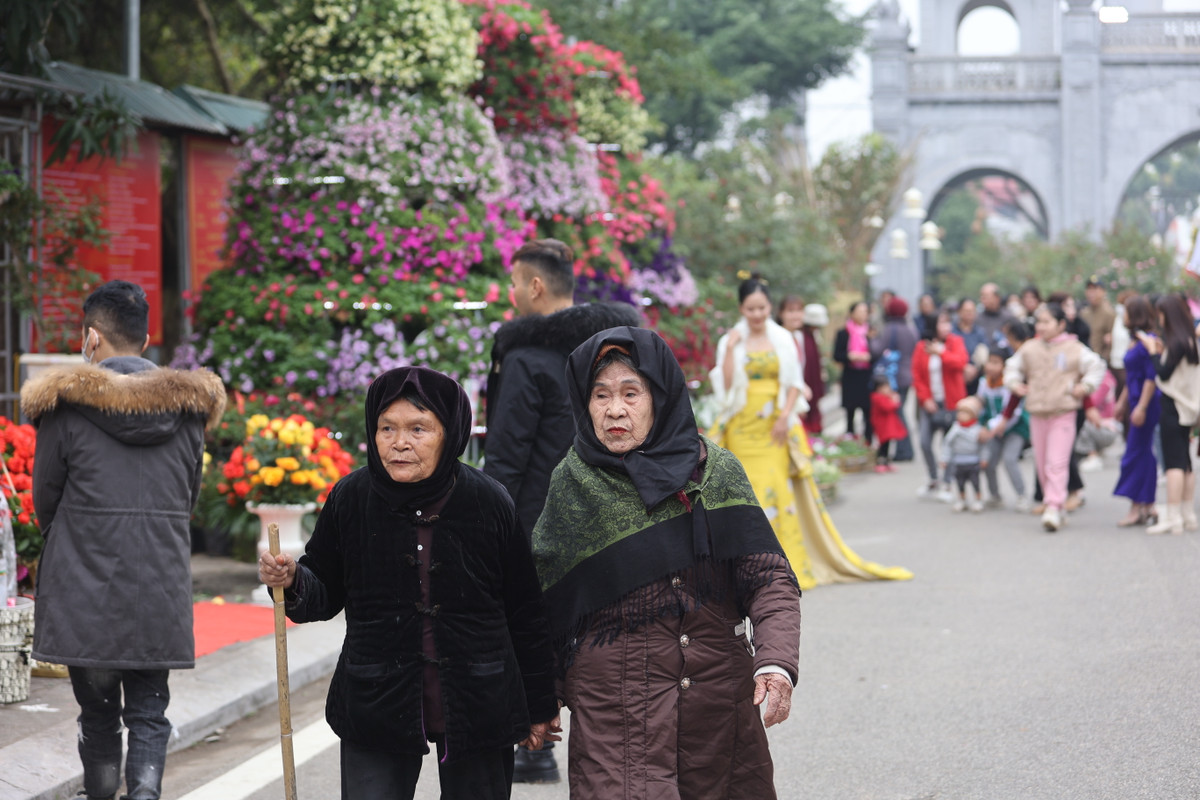 Theo chia sẻ của lãnh đạo huyện Mê Linh, địa phương tổ chức lễ hội hoa nhằm trưng bày, giới thiệu các loại hoa, sản phẩm từ hoa, cây cảnh của huyện tới các đại biểu, nhân dân và du khách thập phương.