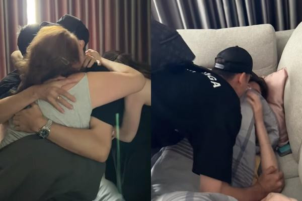 Bố Văn Lâm sau đó quay sang đánh thức vợ. Khoảnh khắc trông thấy con trai, mẹ chàng thủ môn cũng không giấu được cảm xúc, bật khóc và đi đến ôm lấy con trai.