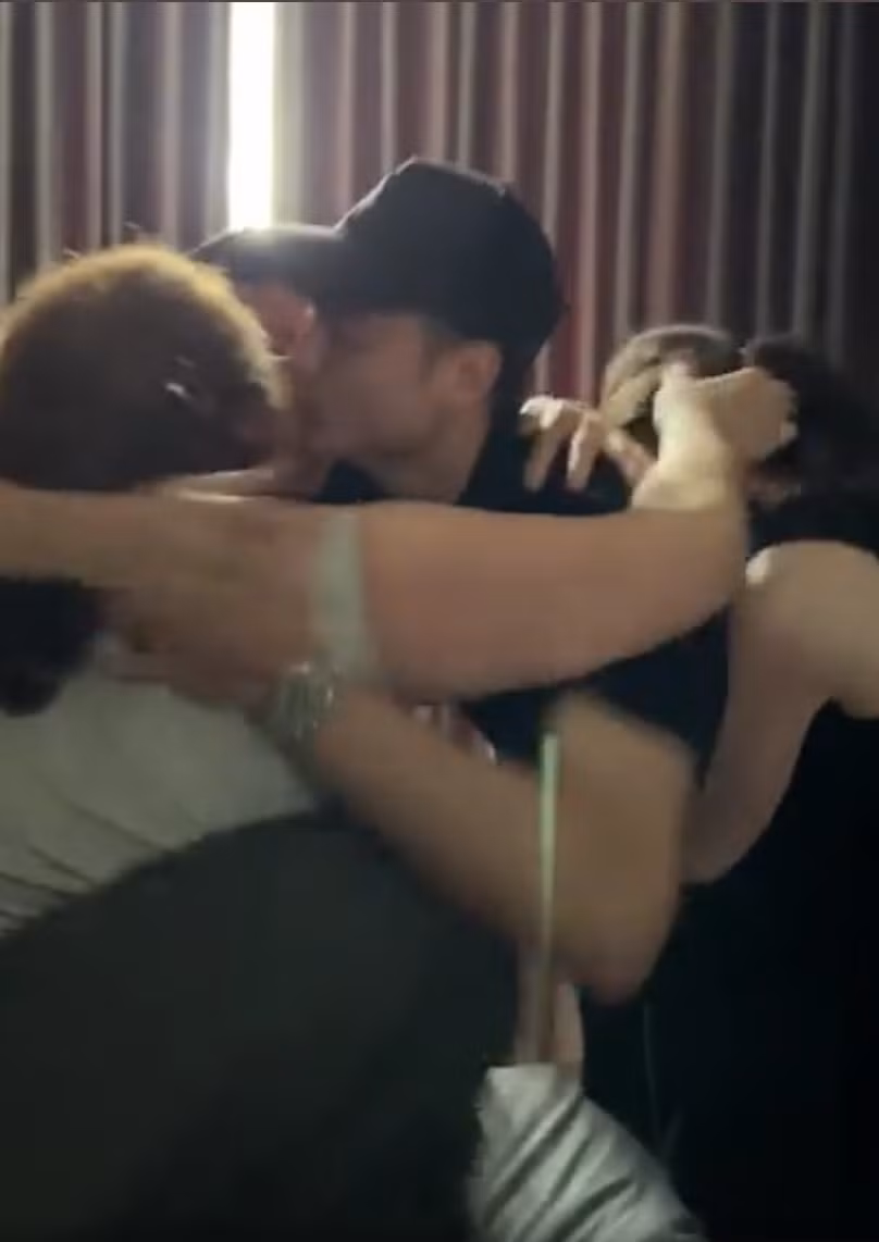 Văn Lâm đứng cuối giường vừa ngắm nghía đấng sinh thành vừa cười một lúc thì bố nam cầu thủ phát hiện trong sự "ngỡ ngàng, ngơ ngác".