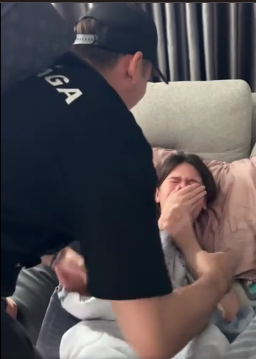 Hình ảnh ghi lại, thủ môn Đặng Văn Lâm cùng người đại diện của mình đã âm thầm trở về nước. Ngay khi bước vào nhà, nam thủ thành đã tiến tới chiếc ghế sofa - nơi em gái đang nằm ngủ ôm hôn, chào hỏi.