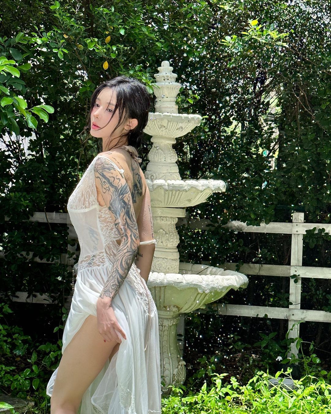 Người đẹp Trung Quốc diện thiết kế váy hai dây được kết hợp giữa lụa và ren. Ngoài ra, phần đuôi váy còn được đính thêm vải voan mỏng nhẹ. Những chất liệu này được xem là sự "mix &amp; match" hoàn hảo làm nên kiểu trang phục tôn lên vẻ quyến rũ của phái đẹp.