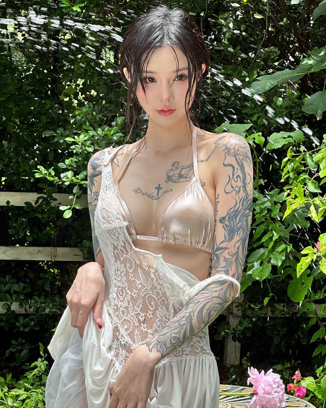 Thay vì che giấu hình xăm Kiligkira vẫn thoải mái mặc những bộ đồ có thể khoe vết "vẩy mực".