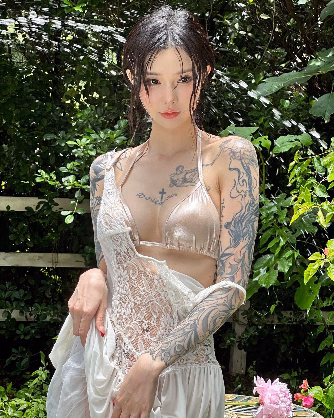 Thay vì che giấu hình xăm Kiligkira vẫn thoải mái mặc những bộ đồ có thể khoe vết "vẩy mực".