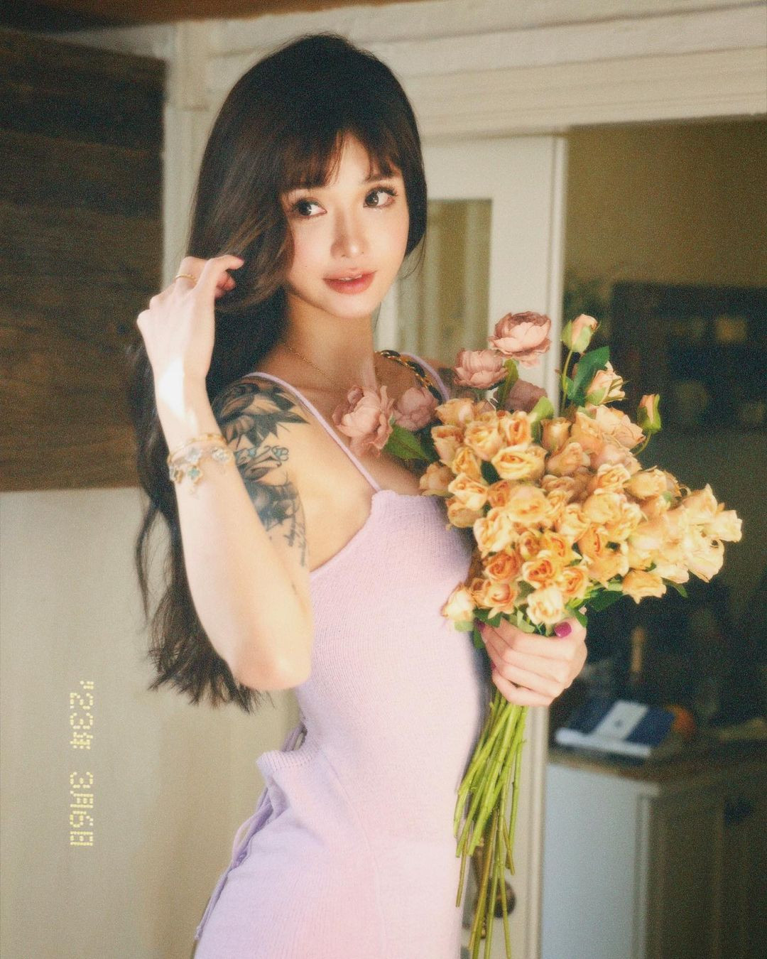 Nhờ sự nổi tiếng trên mạng xã hội, Kiligkira cũng nhận được các lời mời chụp hình quảng cáo.