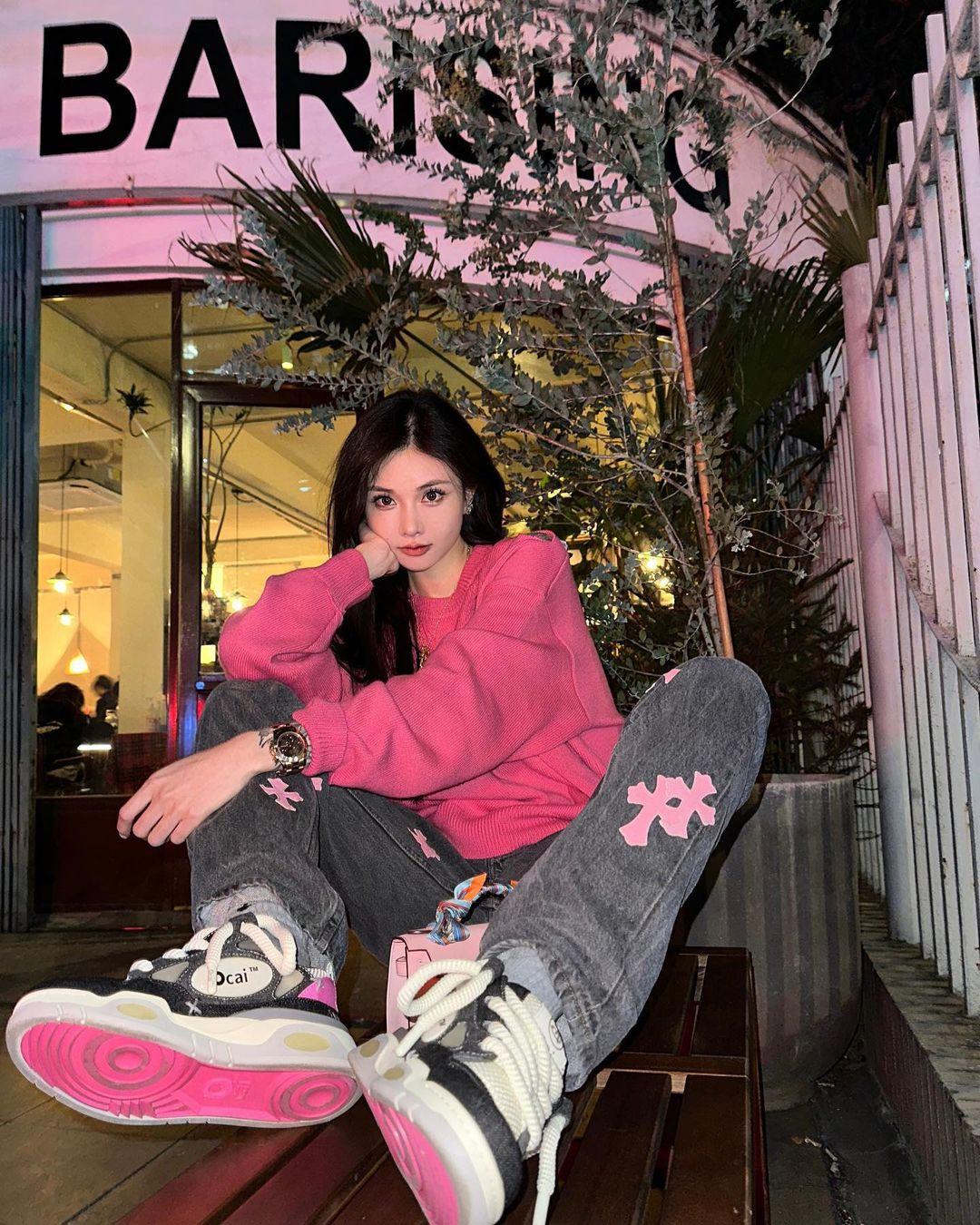 Người đẹp sinh năm 1994 cũng tích cực thay đổi hình ảnh của mình trên mạng xã hội.