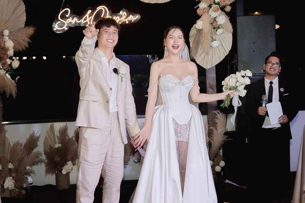 Hôn lễ của cả hai được tổ chức lộng lẫy, tinh tế và riêng tư với sự tham gia của dàn cầu thủ U23 tại TPHCM, Buôn Ma Thuột (Đắk Lắk)