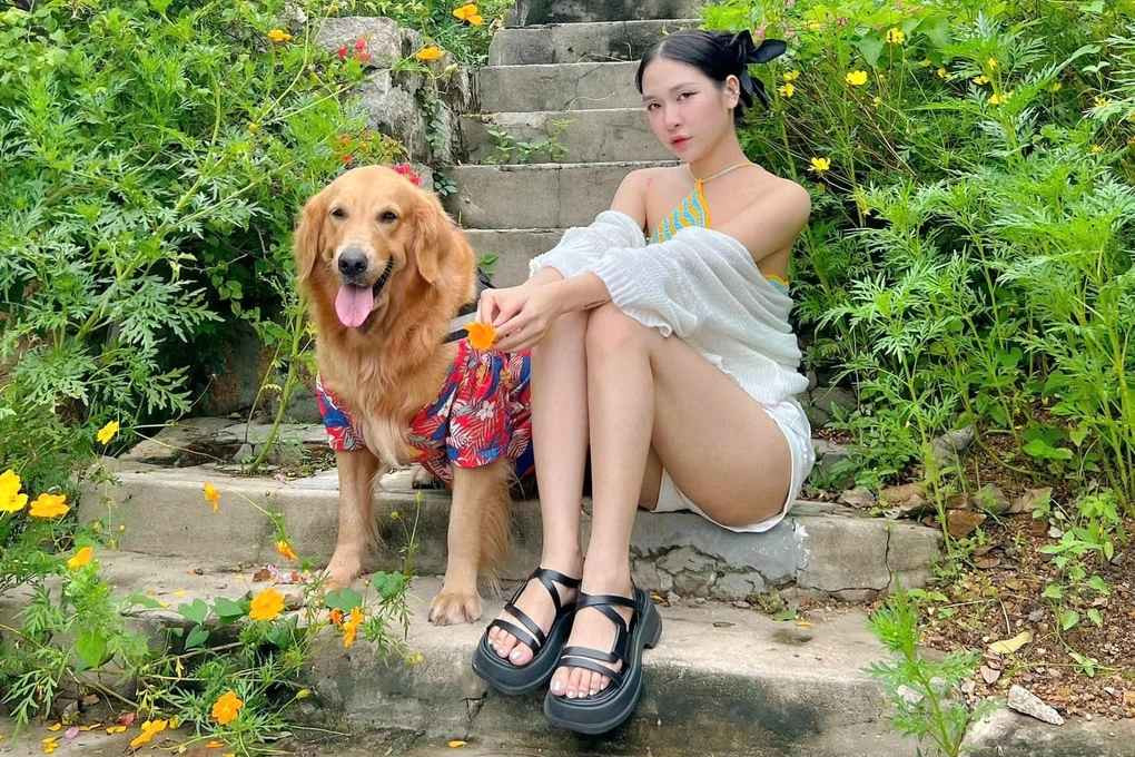 Vốn là hot girl mạng nổi tiếng, Hồ Quyên luôn cố gắng chăm chút, giữ gìn vóc dáng thon gọn. Người đẹp sinh năm 1994 thích diện bikini hai mảnh, cắt xẻ sâu khoe trọn đường cong quyến rũ.