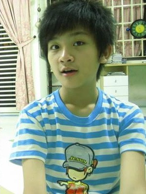 Thời đó, Ken Kul sở hữu gương mặt baby "búng ra sữa" còn tóc thì theo trend sư tử đúng style Hàn Quốc, chàng hot teen nhanh chóng chiếm hạng nhất trong danh sách các hot boy ngày ấy.