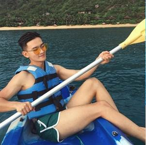 Theo chia sẻ của Ken Kul, nhờ ăn uống điều độ, thể thao lành mạnh anh chàng sinh năm 1994 này sở hữu body săn chắc, vạm vỡ và khuôn mặt cực phẩm.