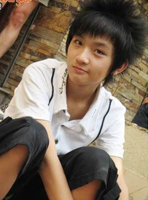 Trong thời gian, công cụ chat Yahoo còn thể hiện sự "bá đạo" của mình, hot boy mạng Ken Kul là chàng trai bị fake ảnh nhiều nhất việt Nam, thậm chí nhiều bạn bè quốc tế từ Thái Lan, Ѕіnɡарогe, Hàn Quốc, Đài Loan cũng lấy ảnh của anh chàng để "dùng chùa" làm avatar.