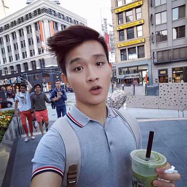 Sau thời gian làm mưa làm gió trên công cụ chat Yahoo, Ken Kul từng thử sức với nhiều cuộc thi dành cho người mẫu và cũng đã dồn tâm huyết cho chúng trong một khoảng thời gian.