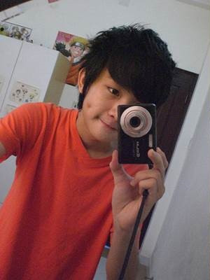 Bên cạnh đó, Ken Kul còn có gu ăn mặc theo kiểu mốt và đa dạng, hợp mắt của giới trẻ ngày ấy.