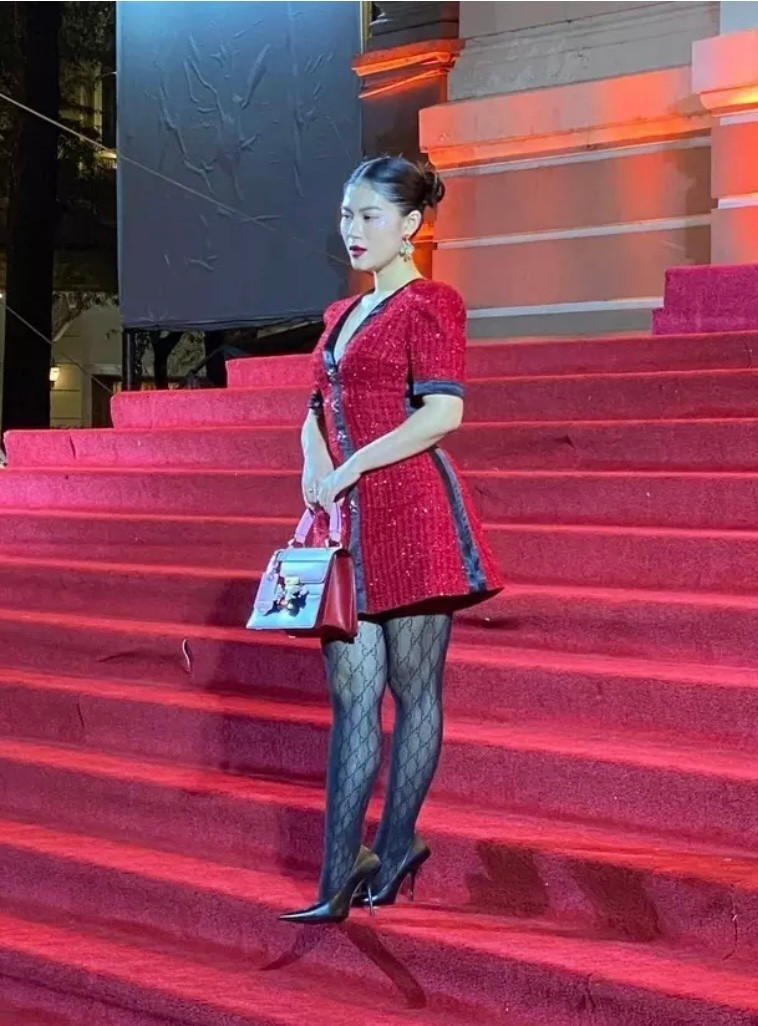 Sau thời gian bị chê bai, người đẹp dần lấy lại phong độ khi biết tiết chế hơn trong việc lựa chọn trang phục.