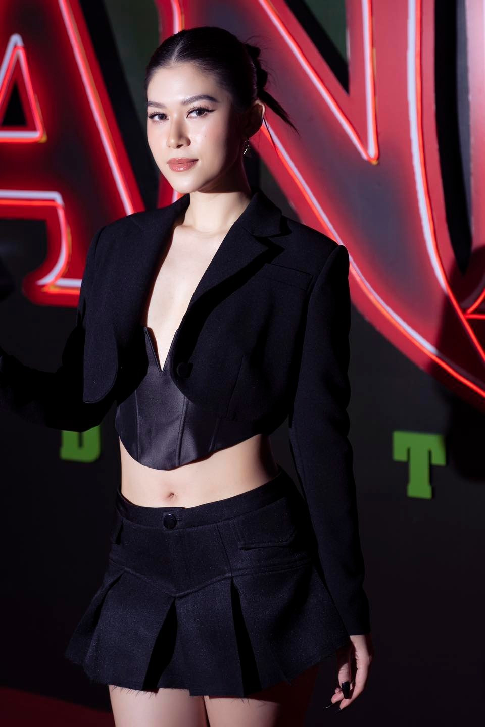 Con gái đại gia thủy hải sản có sự cải thiện trong việc chọn trang phục dự sự kiện. (Ảnh: FB Ngọc Thanh Tâm)