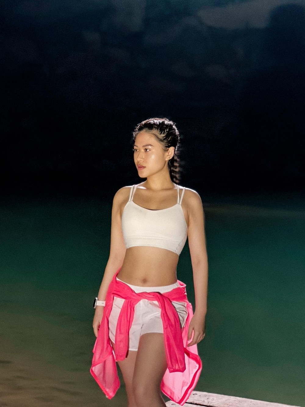 Diện thiết kế leo núi chuyên dụng, Ngọc Thanh Tâm ghi điểm với hình ảnh năng động, tràn đầy năng lượng. Đồng thời, dù không sử dụng nhiều đồ hiệu, song cô vẫn có bộ cánh trendy, nhận được đánh giá cao từ công chúng.