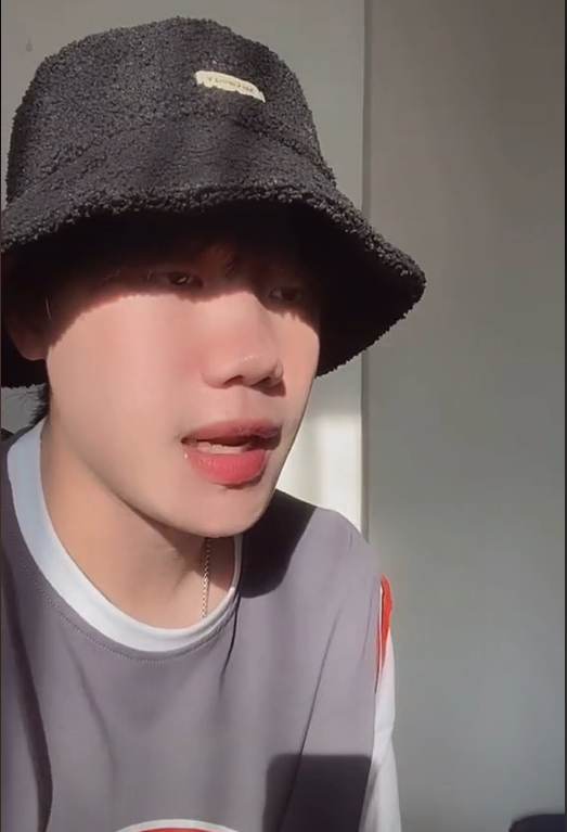 Thời gian gần đây, rất nhiều các TikToker vướng phải ồn ào câu view bất chấp với các video có nội dung đáng lên án như đắp mặt nạ từ mắm tôm, "hôn lưỡi" chó,...