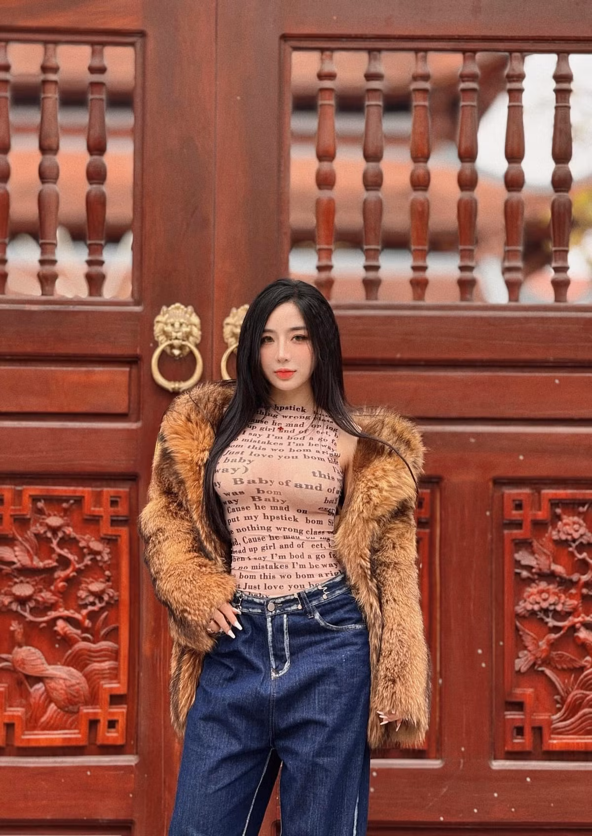 “Cuối năm 2018, tôi bị tăng 13kg nên quyết định tìm với gym để giảm cân. Do thích tập nặng nên chỉ sau một thời gian tập luyện tích cực, tôi xuống cân nhanh chóng và số đo 3 vòng được cải thiện rõ rệt. Từ đó mà sinh ra đam mê với gym và gắn bó đến bây giờ”, Hồng Nhung nói.