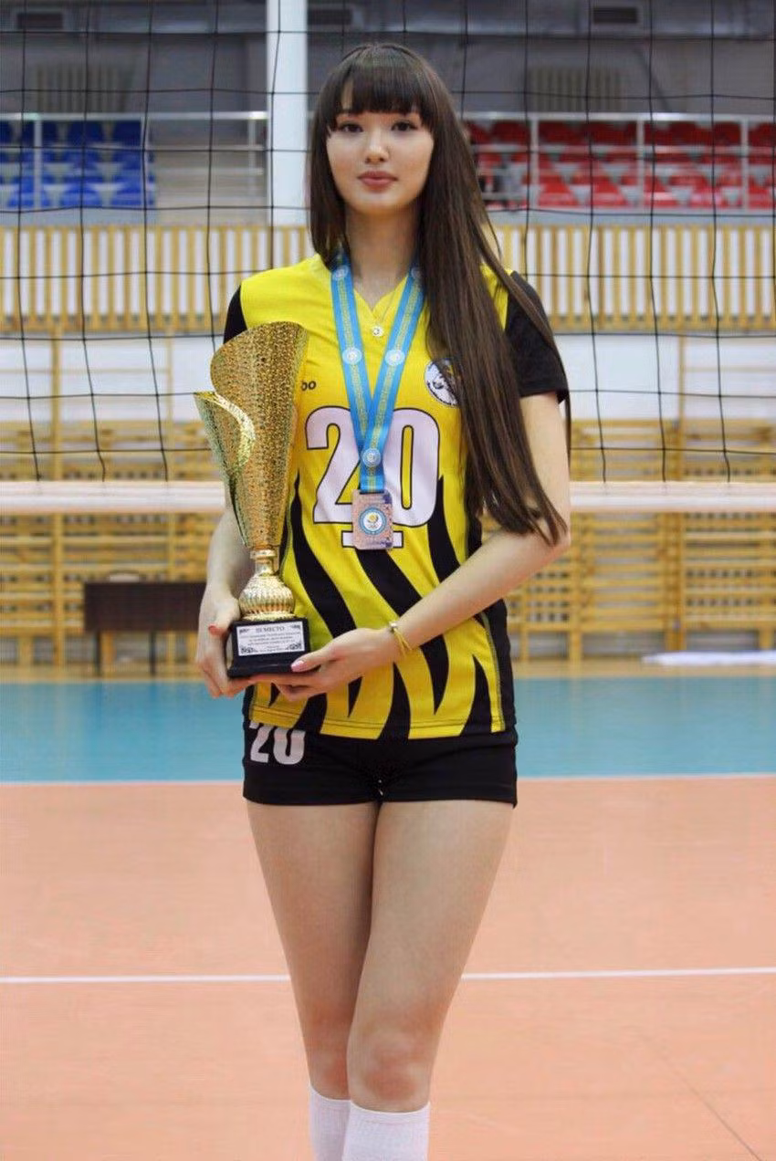 Lúc đó, nữ vận động viên sinh năm 1996 được ca ngợi là thiên thần bóng chuyền Châu Á hay nữ VĐV bóng chuyền quyến rũ nhất thế giới. Tuy nhiên, việc được quan tâm thái quá của người hâm mộ cũng gây ra không ít phiền phức cho Sabina Altynbekova.