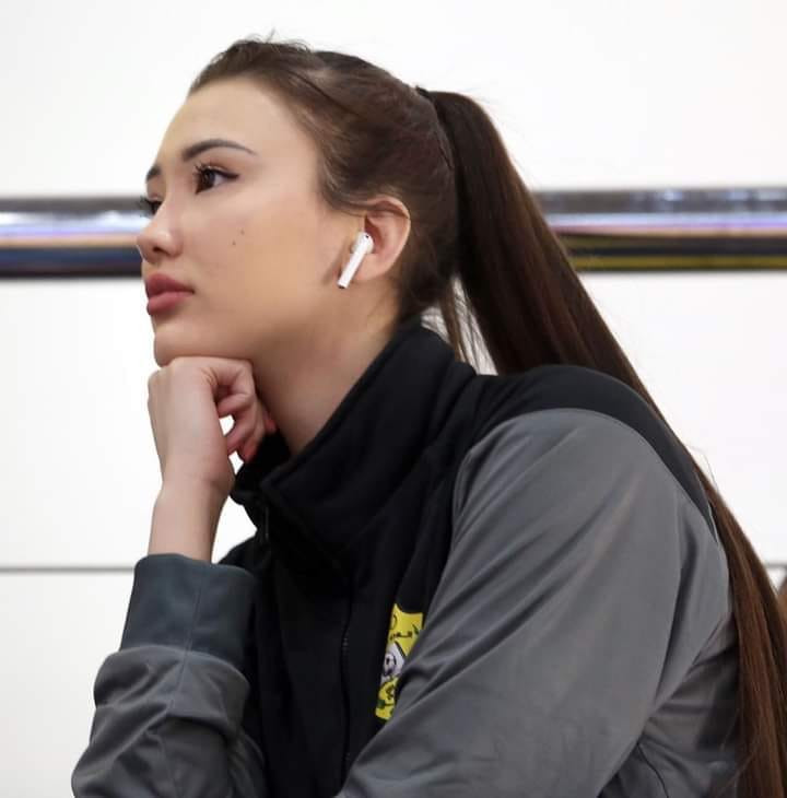 Cũng nhờ có ngoại hình xinh đẹp, Sabina Altynbekova được CLB GSS Sunbeams của Nhật để mắt tới và được mời sang xứ sở mặt trời mọc thi đấu. Sau khi tới Nhật, "thiên thần bóng chuyền" thi đấu không được thành công.