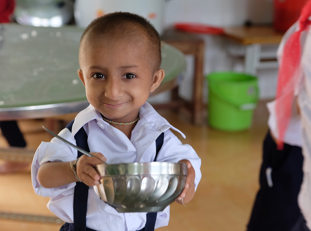 Chiều ngày 9/11, thông tin Đinh Văn K'Rể (cậu bé tí hon 11 tuổi, cao 58 cm, nặng gần 4 kg) qua đời khiến nhiều người xót xa.