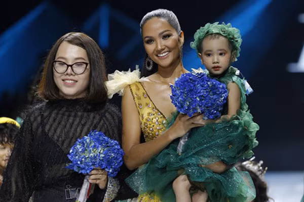 Sau hơn 2 năm chống chọi với căn bệnh ung thư máu, ngày 4/5/2020, thông tin mẫu nhí Hà My qua đời khiến nhiều người xót xa.