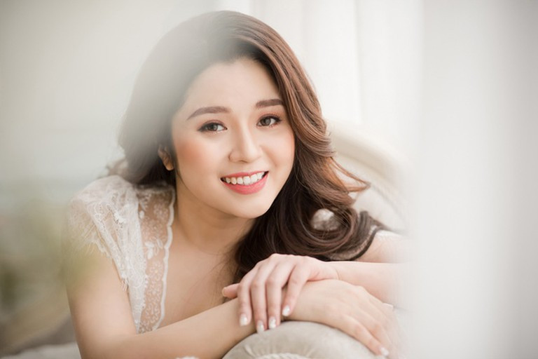 MC Diệu Linh sinh năm 1991, tốt nghiệp chuyên ngành Quản trị Kinh doanh Tổng hợp - Đại học Kinh tế quốc dân Hà Nội nhưng lại bén duyên với truyền hình. Trước khi qua đời, cô giữ vai trò MC thể thao tại Đài truyền hình Việt Nam.