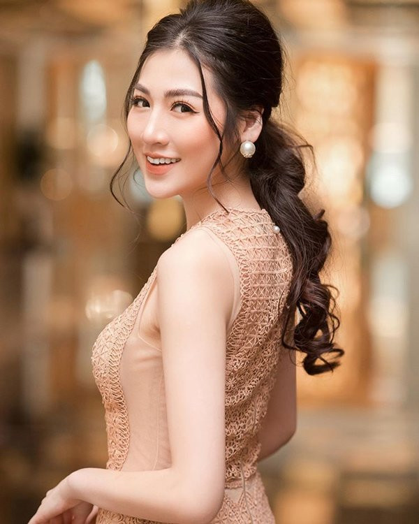 Dương Tú Anh – Á hậu Việt Nam năm 2012. Cô á hậu xinh đẹp này hiện đang làm việc tại Trung tâm tin tức VTV24 – Đài truyền hình Việt Nam.