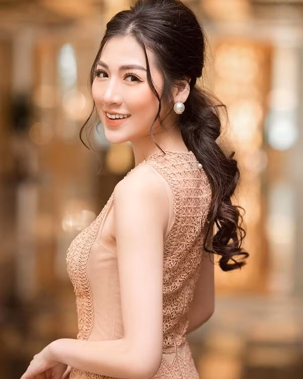 Dương Tú Anh – Á hậu Việt Nam năm 2012. Cô á hậu xinh đẹp này hiện đang làm việc tại Trung tâm tin tức VTV24 – Đài truyền hình Việt Nam.