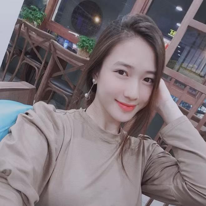Nguyễn Trâm Anh được biết đến với danh xưng " hot girl mặt mộc". 9X đỗ Học viện Báo chí và Tuyên truyền với số điểm cao. Không lâu sau đó, cô công khai mối tình với nam ca sĩ JustaTee và được nhiều người ủng hộ.