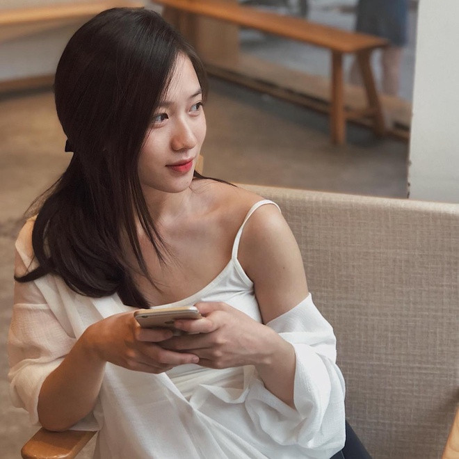 Nhiều người nhận xét hot girl Việt - Trâm Anh sở hữu gương mặt có nhiều nét giống với Yoona – thành viên nhóm SNSD. Trải qua 5 năm hẹn hò, cô và bạn trai JustaTee kết hôn vào tháng 3/2018.