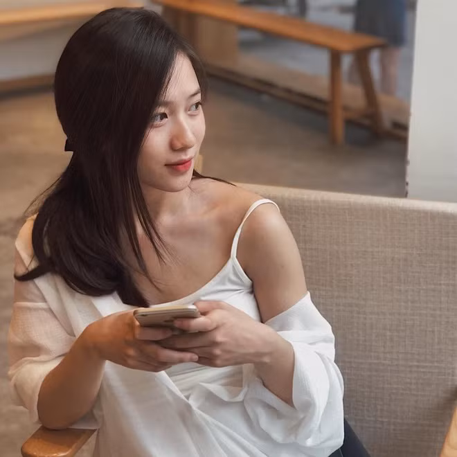 Nhiều người nhận xét hot girl Việt - Trâm Anh sở hữu gương mặt có nhiều nét giống với Yoona – thành viên nhóm SNSD. Trải qua 5 năm hẹn hò, cô và bạn trai JustaTee kết hôn vào tháng 3/2018.