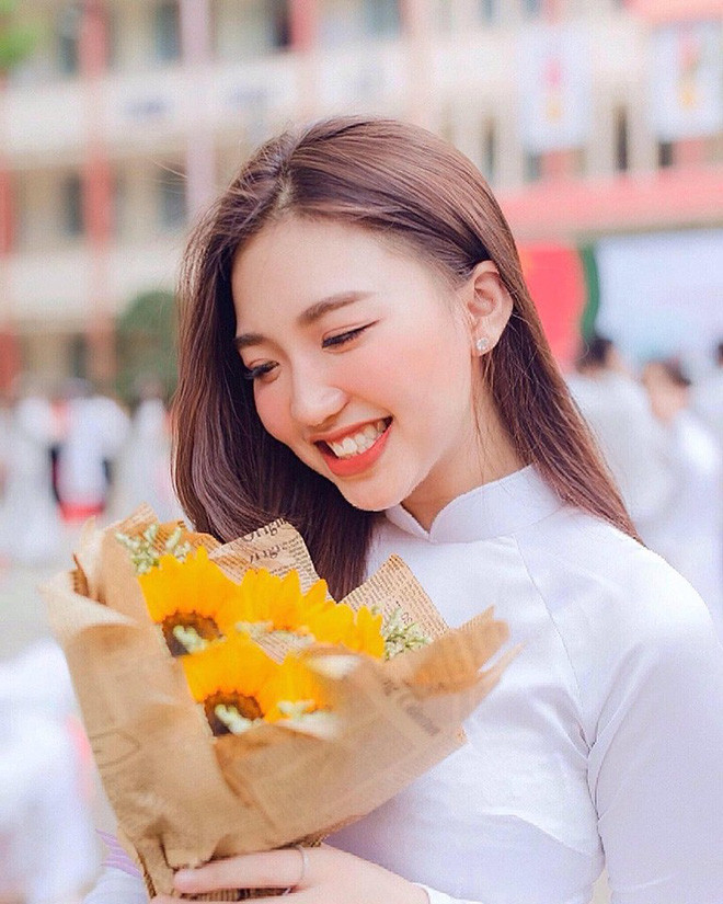 Hà Vy từng góp mặt trong vài clip quảng cáo ngắn và ngay lập tức nhận được nhiều tình cảm yêu mến nhờ lối diễn xuất tự nhiên và gương mặt sáng màn ảnh.