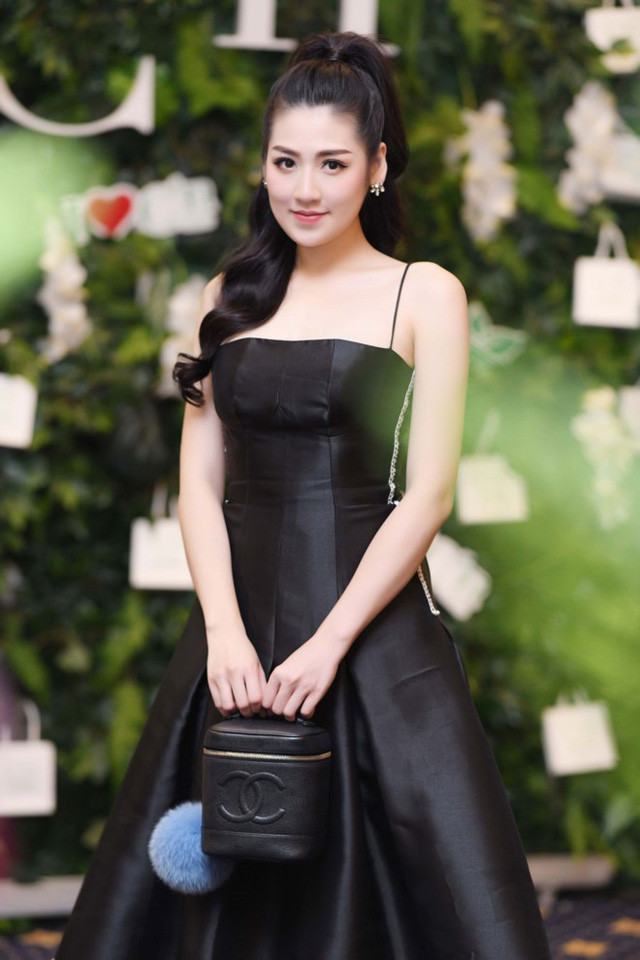 Năm 2012, Dương Tú Anh đăng quang Á hậu 1 cuộc thi Hoa hậu Hoàn vũ Việt Nam. Không chỉ giành được ngôi vị một cách thuyết phục, rất nhiều khán giả còn cảm thấy tiếc nuối bởi nhan sắc và học vấn của người đẹp sinh năm 1993 lẽ ra xứng tầm với ngôi vị cao nhất.