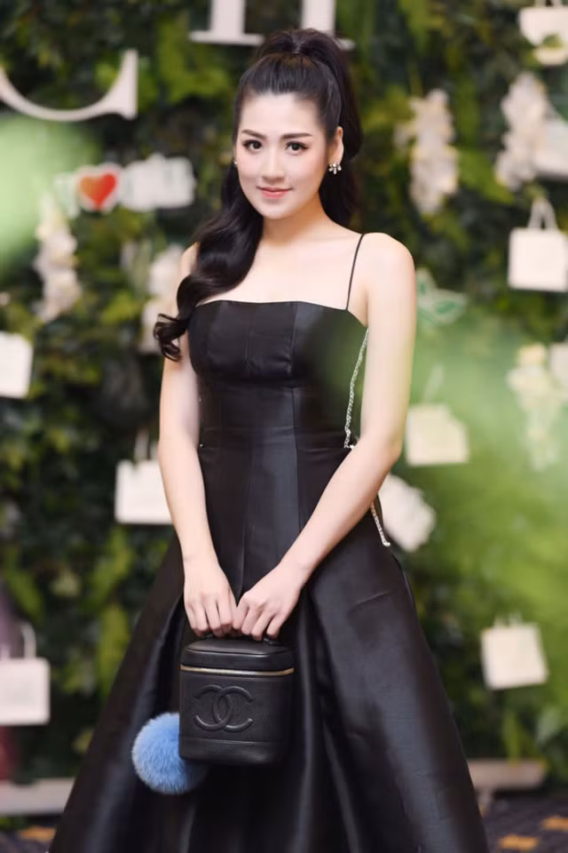 Năm 2012, Dương Tú Anh đăng quang Á hậu 1 cuộc thi Hoa hậu Hoàn vũ Việt Nam. Không chỉ giành được ngôi vị một cách thuyết phục, rất nhiều khán giả còn cảm thấy tiếc nuối bởi nhan sắc và học vấn của người đẹp sinh năm 1993 lẽ ra xứng tầm với ngôi vị cao nhất.