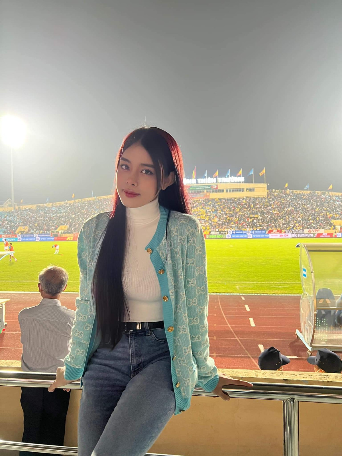 Việc hot girl sinh năm 1993 lên kế hoạch có bầu khiến các fan chú ý nhiều. Nhiều ý kiến cho rằng, Bích Hạnh và Văn Thanh đã tính đến chuyện “về chung một nhà”.