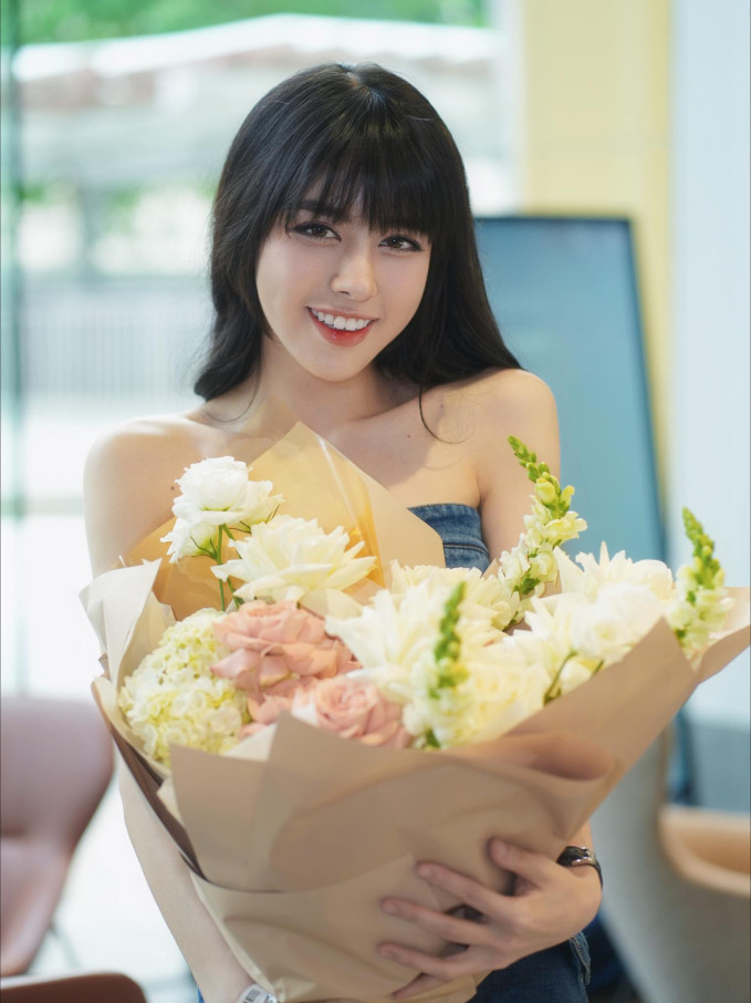 Ngoài ra, Bích Hạnh còn không ít lần xuất hiện trên SVĐ Hàng Đẫy, SVĐ Mỹ Đình, SVĐ Thiên Trường để cổ vũ chàng cầu thủ thi đấu. Gái xinh cũng là người thường xuyên lái xế hộp tiền tỷ đến đón Văn Thanh ra về sau mỗi trận đấu trên sân nhà Hàng Đẫy.