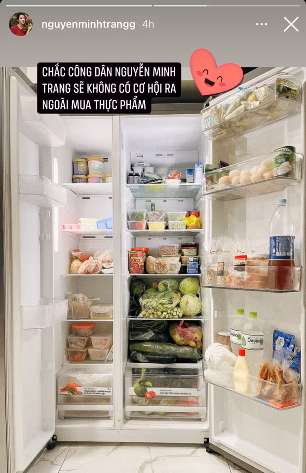 Minh Trang được biết đến là "nàng thơ" quen thuộc trong nhiều MV. Để chuẩn bị cho những ngày giãn cách khi dịch COVID-19 có diễn biến phức tạp, cô nàng hot girl Việt này đã chuẩn bị sẵn tinh thần với chiếc tủ lạnh đầy ắp thực phẩm.