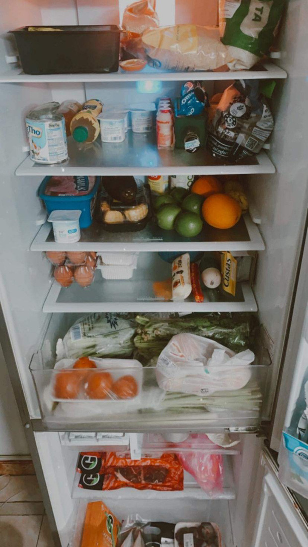 Cô nàng Võ Thụy Phương Tuyền cũng "trình làng" nội dung bên trong chiếc tủ lạnh nhà mình.