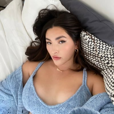 Ngoài đời, Yumi Nu theo đuổi phong cách thời trang nữ tính và hiện đại. Cô thoải mái diện đồ hở cơ thể như bra top, áo quây, chân váy ngắn, váy ôm sát..., để lộ mỡ thừa.