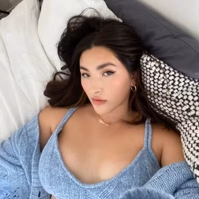 Ngoài đời, Yumi Nu theo đuổi phong cách thời trang nữ tính và hiện đại. Cô thoải mái diện đồ hở cơ thể như bra top, áo quây, chân váy ngắn, váy ôm sát..., để lộ mỡ thừa.